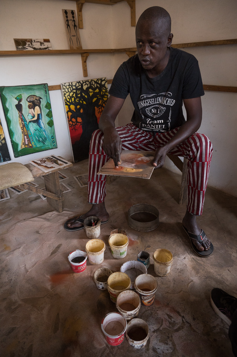 Peinture au sable dans le village de Mar Lodj