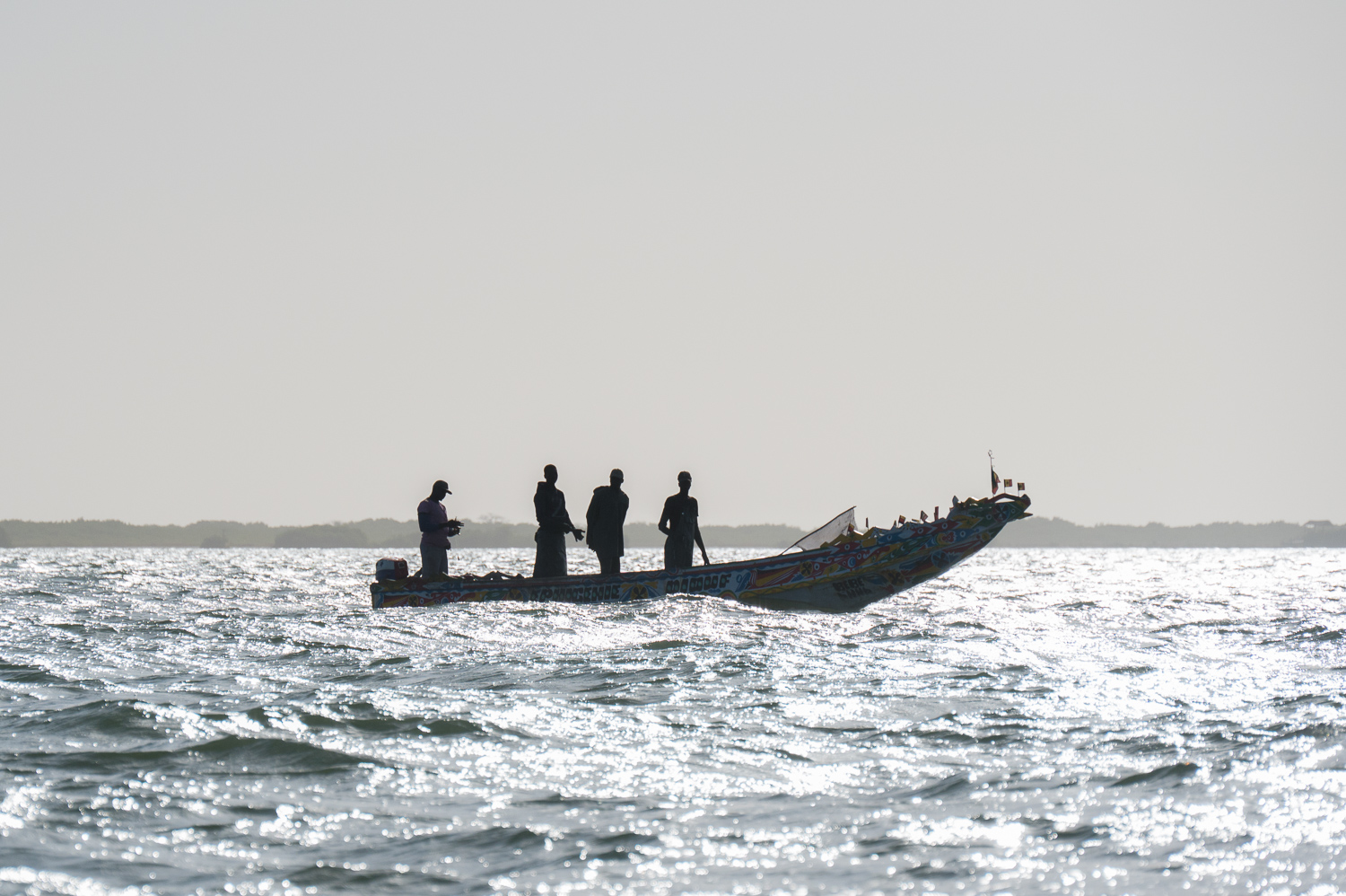 Pêcheurs arrivants au port de Djiffer