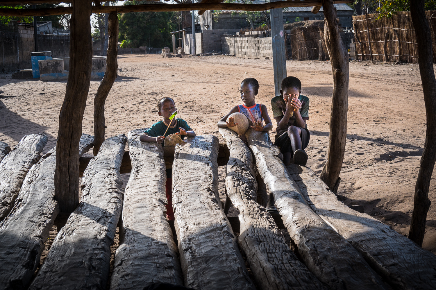 Enfants dans un village