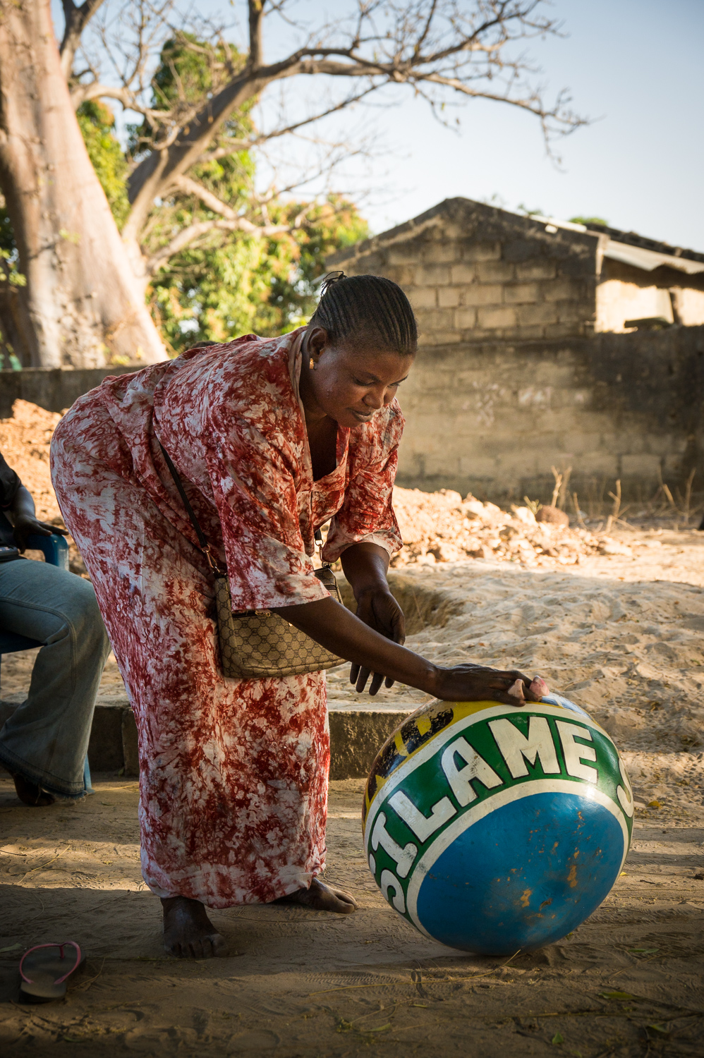 Femme dans un village