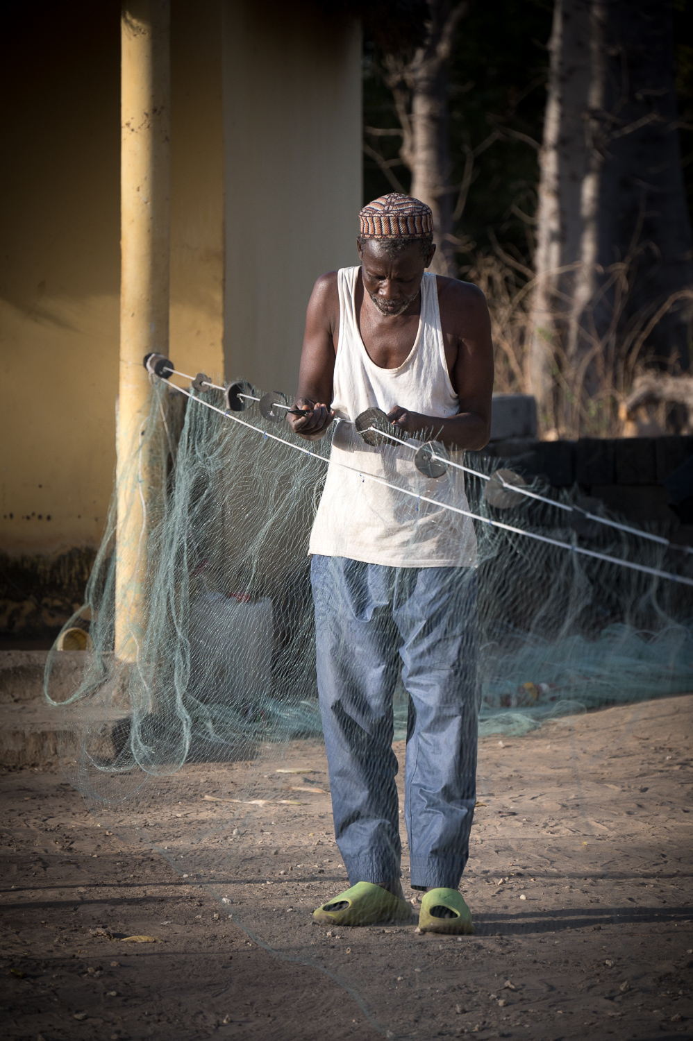 Un pêcheur répare les filets