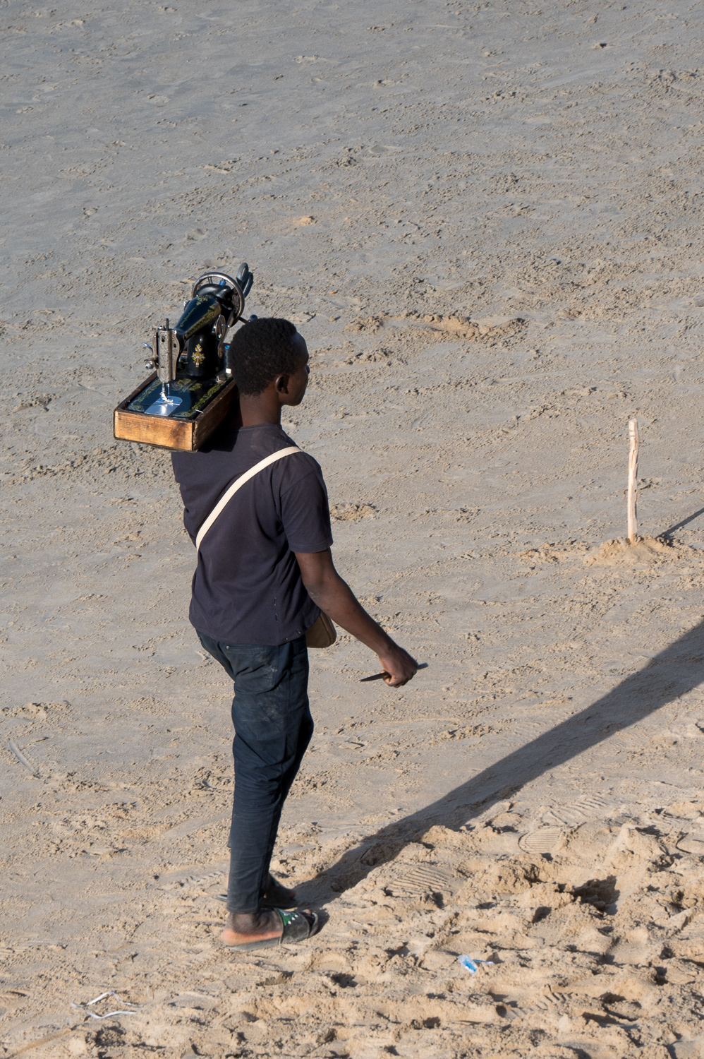 Couturier ambulant et sa machine à Dakar